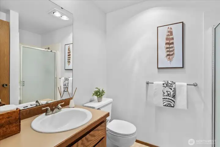 Primary en-suite bathroom