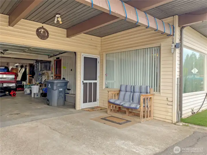 Front with garage, tandem garage