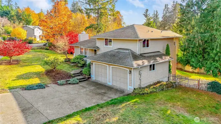 This wonderful home is just minutes to the Kingston high-speed and regular ferry for easy commuting to Seattle or Edmonds. Close to all services but the neighborhood maintains a peaceful, rural feeling.