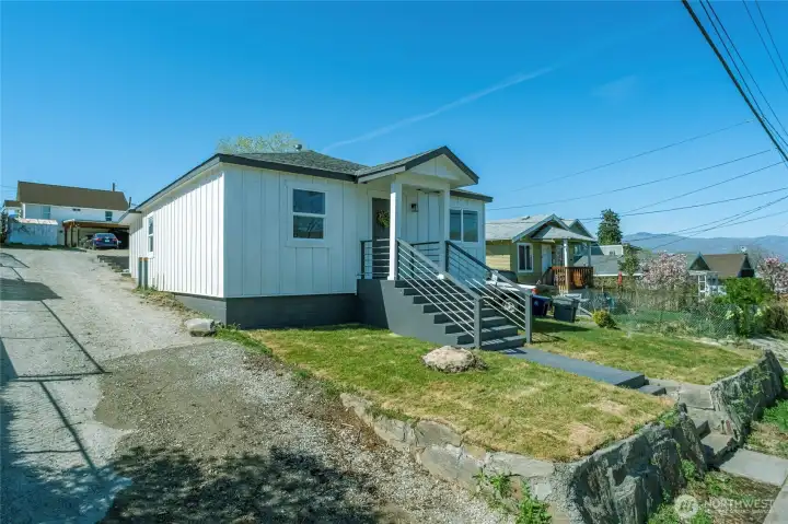 Front yard, wide driveway access to back