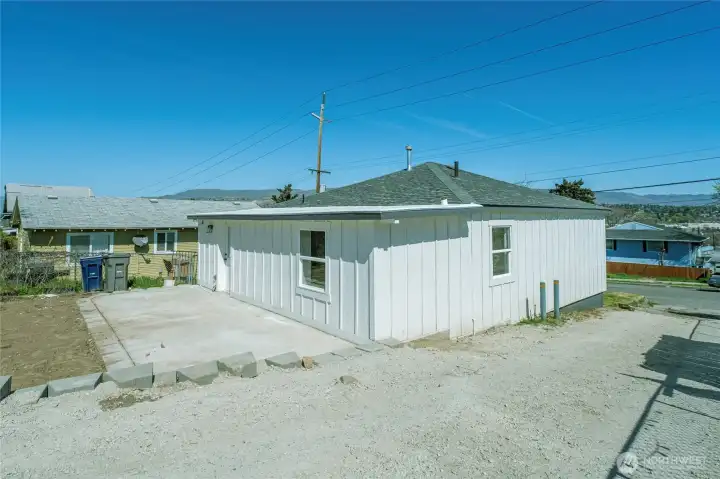 Spacious driveway to back parking