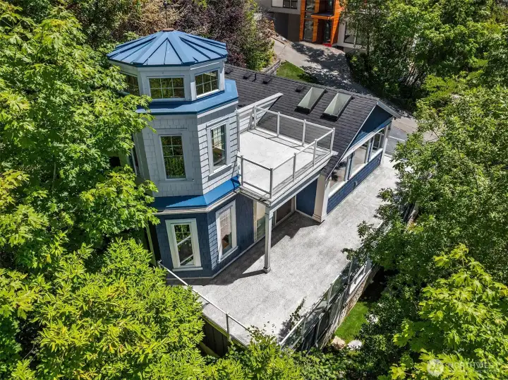 Charming Lighthouse Separate detached dwelling unit with a deck and views of it's own.
