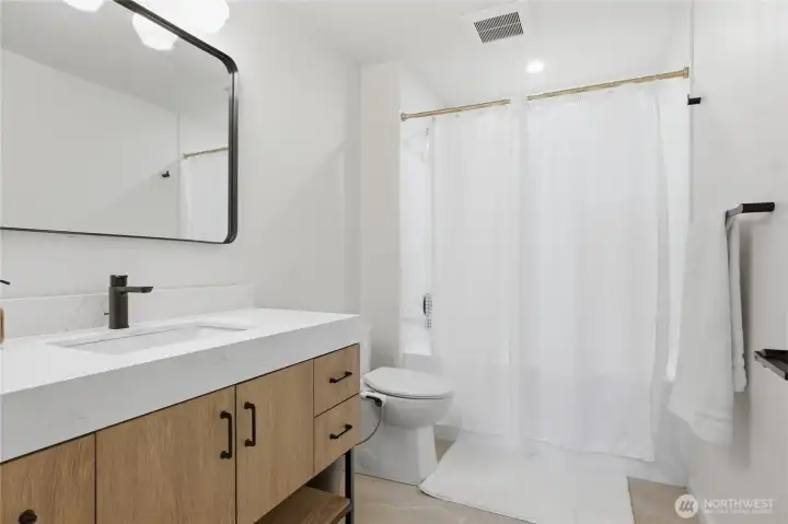 Bathroom between bedroom 1 and 2