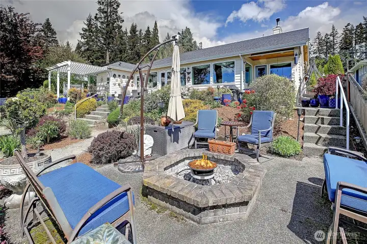More sitting areas with gas burner heater