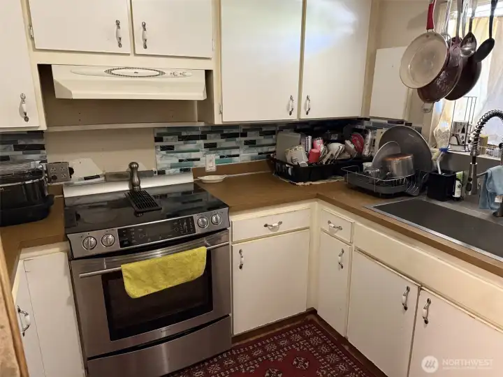 Kitchen, appliances stay Kitchen, appliances stay