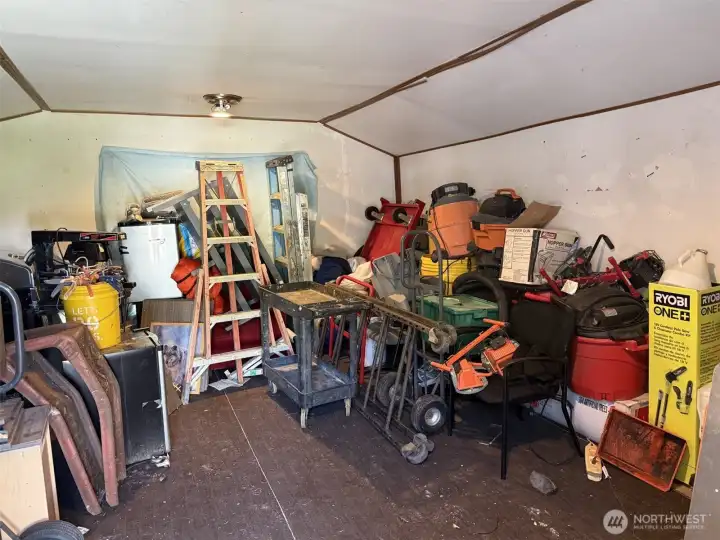2 of 2 shop spaces. (outbuilding) 2 of 2 shop spaces. (outbuilding)