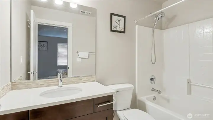 Downstairs en-suite full guest bathroom.