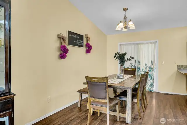 Dining Area with Room to Seat 6 very Comfortably!