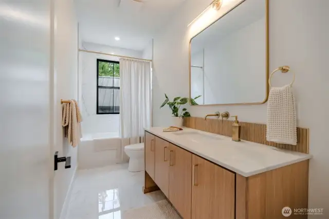 Upper level full guest bathroom