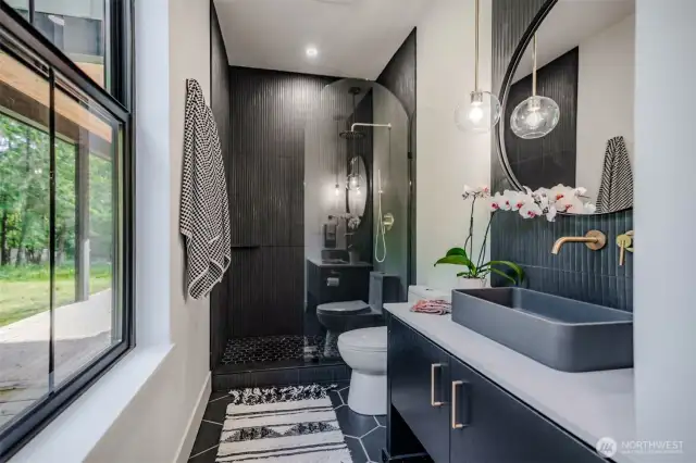 Main level en-suite bathroom