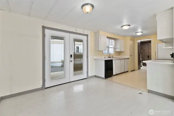 Entry / Dinning area 10'x11'