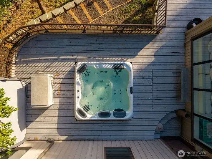 End or begin your day relaxing at this resort-style property.  Soak away soar muscles from Olympic National Forrest hikes, Ocean Beach claming, Capital Forrest mountain biking, local fishing, or Holiday shopping. Jolly!