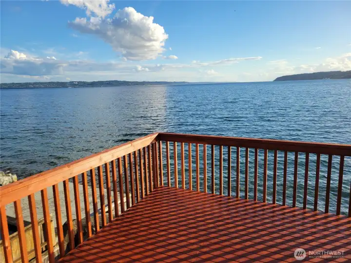 Incredible Southerly views of Mukilteo ferry, Orca & Gray whales activity, eagles soaring & beautiful sunsets.