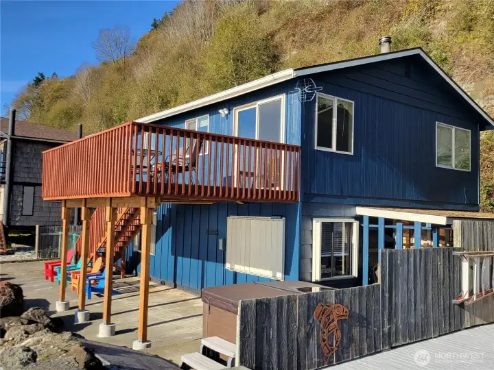 Beachside hot tub, brand new deck & newly painted exterior.