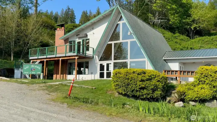 Hat Island Yacht & Golf Club has year round activities.