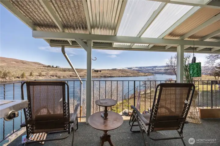 Upper deck overlooks the Columbia River.