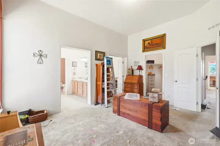 Primary bedroom w/ walk in close