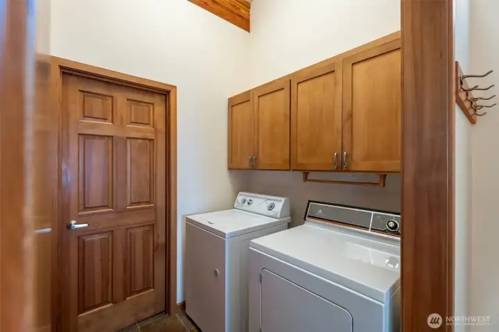 centrally located laundry/ mud room on main floor centrally located laundry/ mud room on main floor