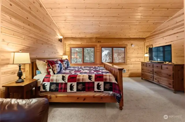 Primary bedroom complete w private sitting area