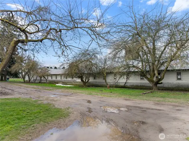 Many large barns/outbuildings/shops