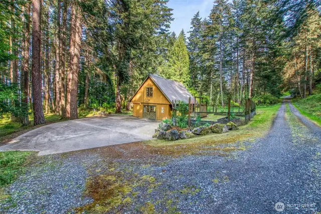 This is the second "barn" cabin at 64 Barn Owl with fenced garden and lots of privacy separation from the main cabin.