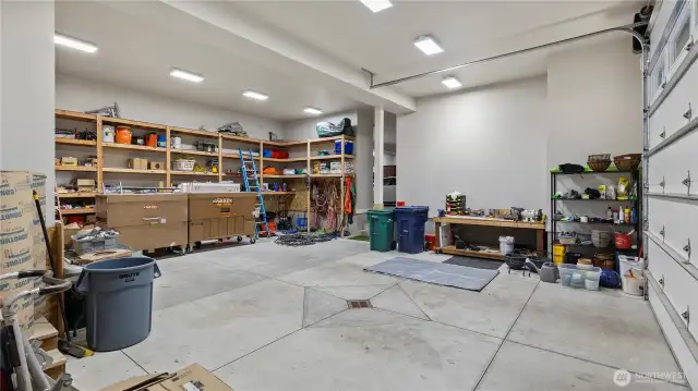 Here is the other side of the garage. Huge Shop possible!!