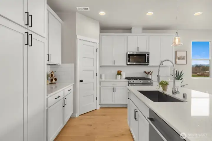 Photographs are for illustrative purposes only. Features, finishes, interior/exterior colors, landscaping and floorplan shown may vary from actual homes built.