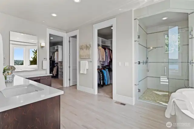5-Piece ensuite bath with 2 walk-in closets