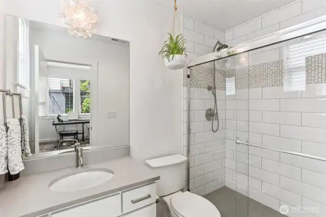 Guest room / office ensuite