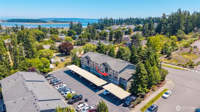 Summer Wind is located very close to the beach, local shops & restaurants!