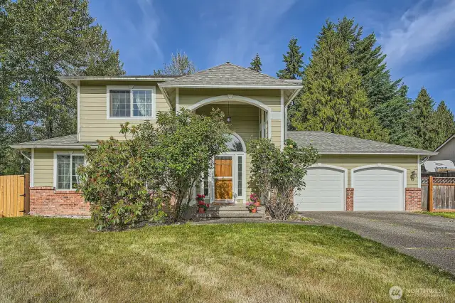 Front of home with tons of parking
