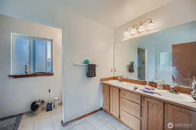 5 piece primary en suite bathroom