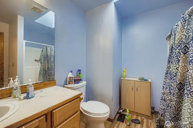 Upstairs full bathroom