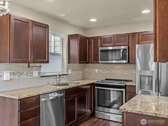 Great kitchen w/ real granite counters