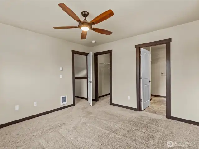 Primary w/ en suite & walk-in closet