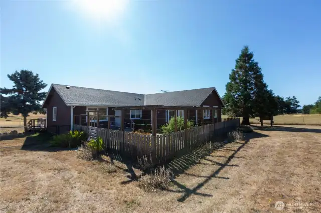 Ground level entry, single level home, vacant and ready for you!