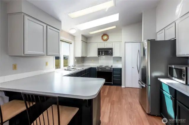 Kitchen w/ eating bar.