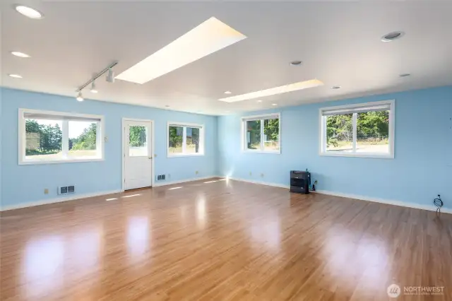 Huge bonus room