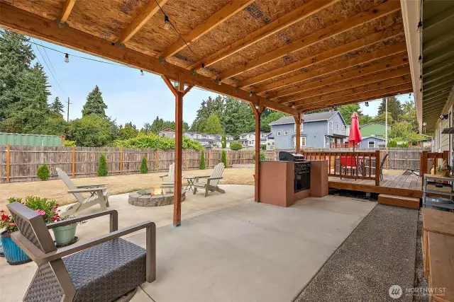 Covered back patio, built-in outdoor kitchen, built-in firepit - perfect year-round outdoor enteraining space.