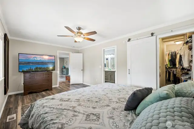 Primary suite ceiling fan.