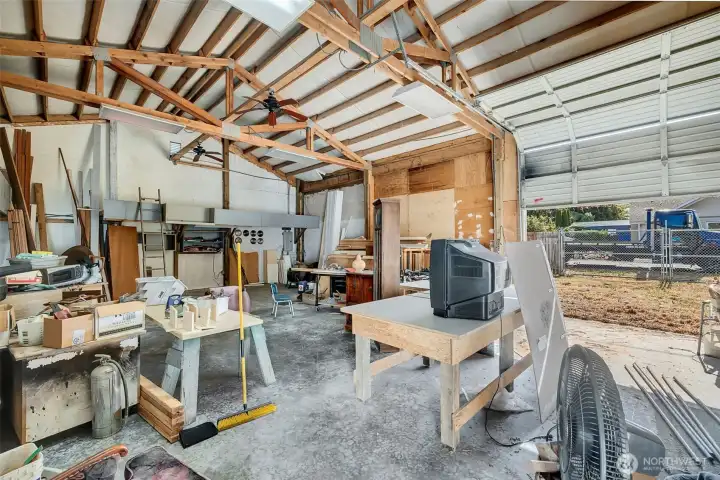 Approximate shop size is 25'5"x39'9". Buyer to verify size