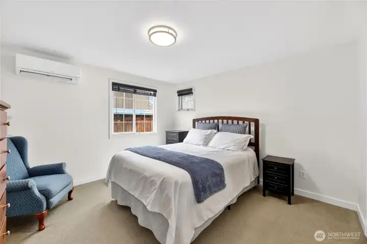 Primary ensuite w/ walk in closet