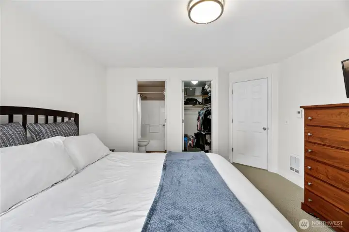 Primary ensuite w/ walk in closet