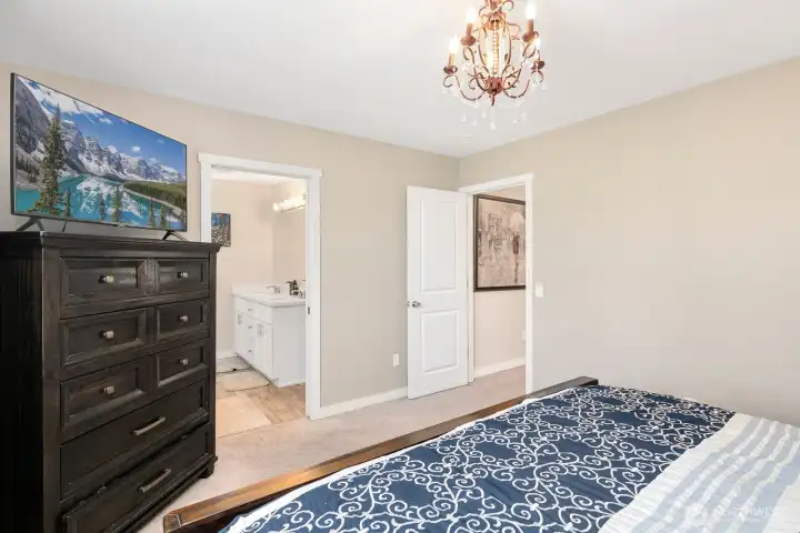 Primary Bedroom w/ En-Suite Full Bath & Walk-In Closet