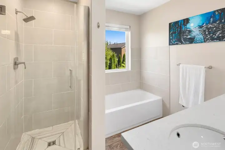 Primary Bedroom w/ En-Suite Full Bath & Walk-In Closet