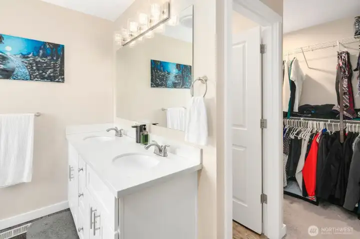 Primary Bedroom w/ En-Suite Full Bath & Walk-In Closet