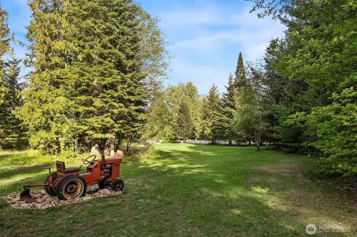 So many options with this property. Plenty of room for horses too! Palouse to Cascades trail nearby and about 15 minutes to Washington State Horse Park!
