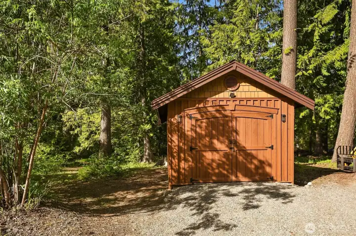 Great 12x16 storage shed for all your garden tools and lawnmowing equipment