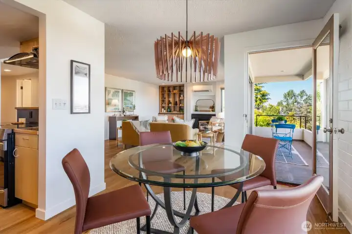 Morning coffee, afternoon beverages:  Fantastic kitchen and dining access to the view deck