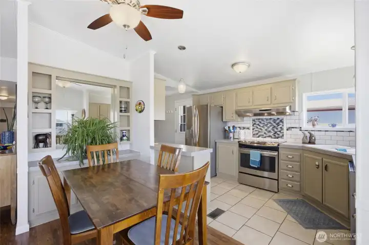 dining room to kitchen